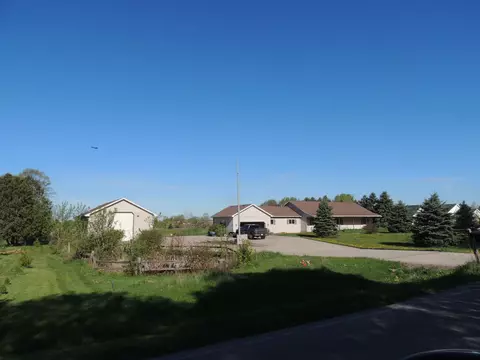 8799 Oakwood Ave, Neenah, WI 54956