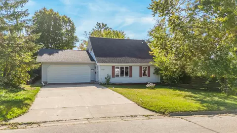 210 W Warren St, New London, WI 54961
