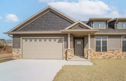 2650 Princeton Dr, Neenah, WI 54956