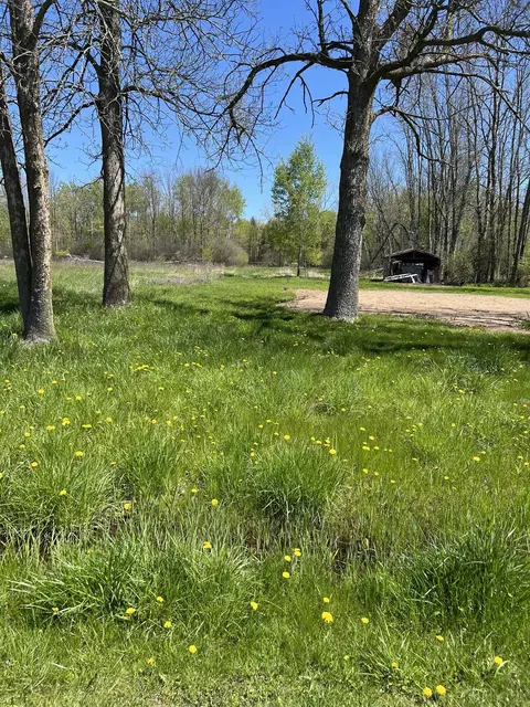 5572 Pine Ave, Oconto, WI 54153