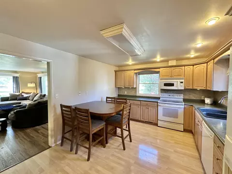 1049 E Jardin St, Appleton, WI 54911 photo 5