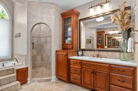 Bath - 4739 Waterstone Ct, Appleton, WI 54914 photo 4 of 14