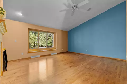 Living - 2528 W Darling St, Appleton, WI 54914 photo 2 of 5