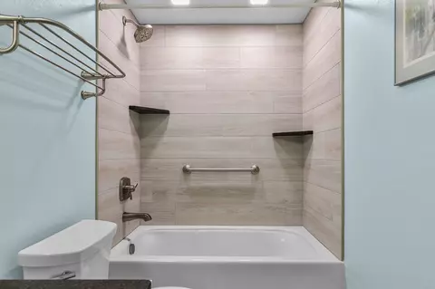 Bath - 2528 W Darling St, Appleton, WI 54914 photo 4 of 5