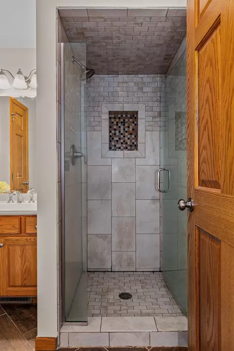 Bath - 2528 W Darling St, Appleton, WI 54914 photo 2 of 5