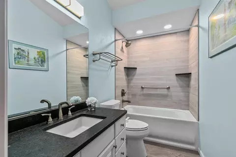 Bath - 2528 W Darling St, Appleton, WI 54914 photo 3 of 5