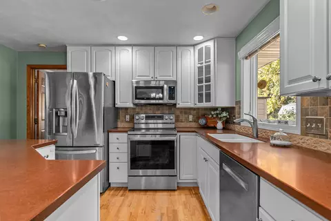 Kitchen - 2528 W Darling St, Appleton, WI 54914 photo 2 of 4