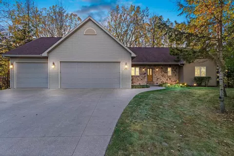 2525 Wilding Way, Suamico, WI 54173