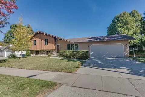 1870 S Westhaven Dr, Oshkosh, WI 54904