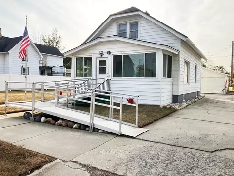 271 Mill St, Algoma, WI 54201