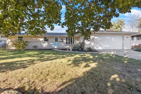 2644 Shade Tree Ln, Green Bay, WI 54313