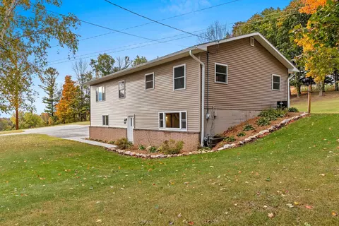 1348 Whitewater Dr, Manitowoc, WI 54220