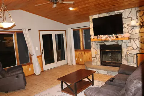 Living - 1931 N Mccarthy Rd, Appleton, WI 54913 photo 4 of 6