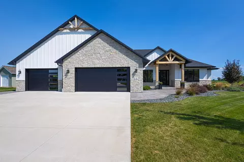 15 Red Clover Ln, Wrightstown, WI 54180