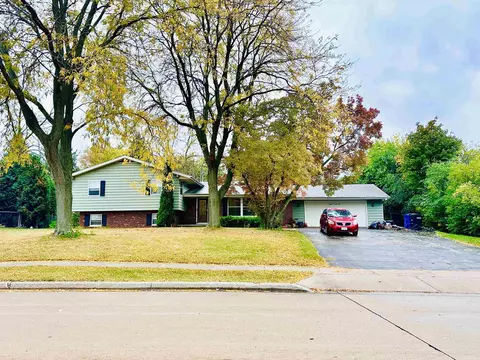1865 Arlington Dr, Oshkosh, WI 54904