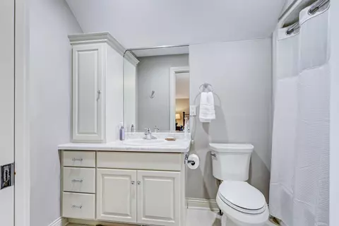 Bath - 700 E Crossing Meadows Ln, Appleton, WI 54913 photo 8 of 9