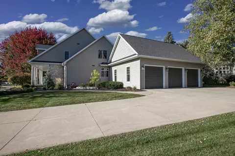 Exterior - 700 E Crossing Meadows Ln, Appleton, WI 54913 photo 6 of 10