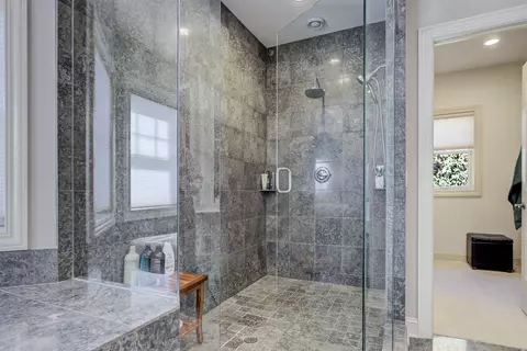 Bath - 700 E Crossing Meadows Ln, Appleton, WI 54913 photo 5 of 9