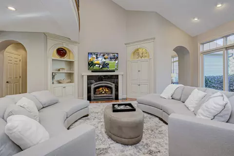 Living - 700 E Crossing Meadows Ln, Appleton, WI 54913 photo 2 of 6