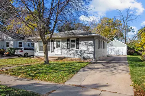 915 N Sawyer St, Oshkosh, WI 54902