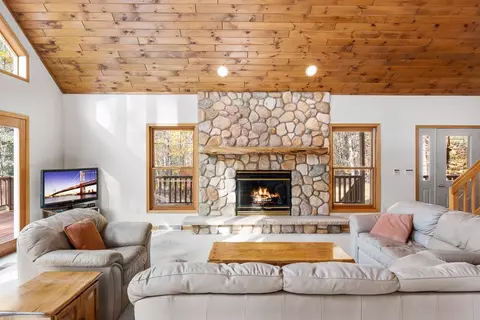 Living - 9764 Madsen Rd, Suring, WI 54174 photo 2 of 2