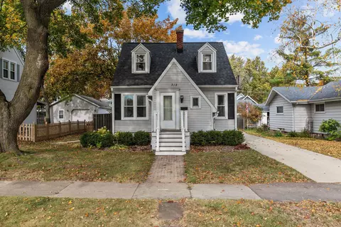 318 W 8th St, Kaukauna, WI 54130