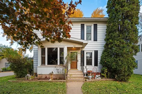 221 E River Dr, Omro, WI 54963