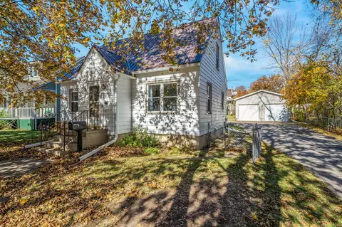 438 Center St, Waupaca, WI 54981