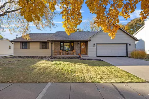 715 Desplaine Rd, De Pere, WI 54115