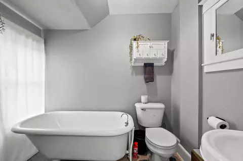 Bath - 1209 N Drew St, Appleton, WI 54911 photo 2 of 2