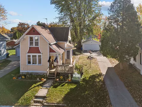 906 Desnoyer St, Kaukauna, WI 54130