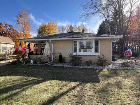 613 E Alfred St, Weyauwega, WI 54983