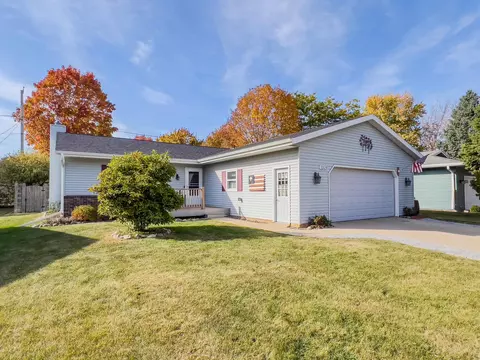 1329 Pinehurst Ln, Neenah, WI 54956