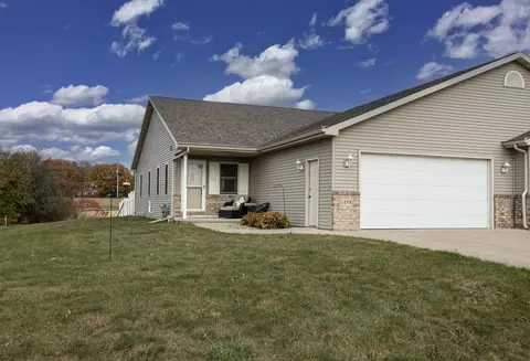 1099 Rock Ledge Ln, Neenah, WI 54956