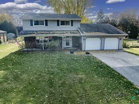 Exterior - 2015 Palisades Dr, Appleton, WI 54915 photo 6 of 22