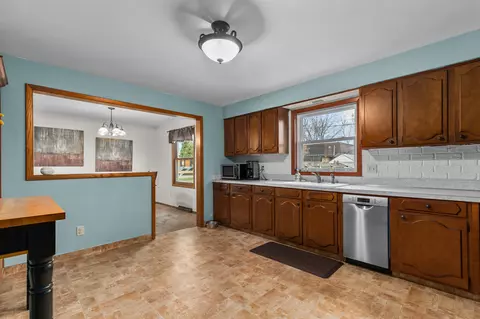 Kitchen - 2015 Palisades Dr, Appleton, WI 54915 photo 2 of 3
