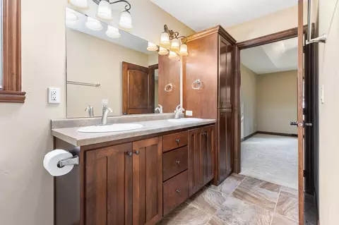 Bath - 4800 N Indigo Ln, Appleton, WI 54913 photo 2 of 4