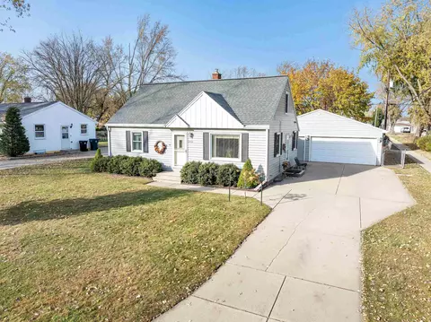2554 Tulip Ln, Green Bay, WI 54313