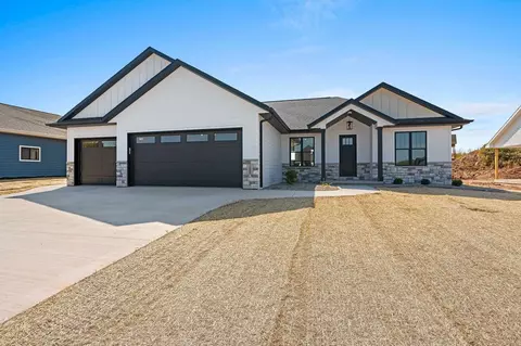 1696 Sweetbriar Way, Green Bay, WI 54311