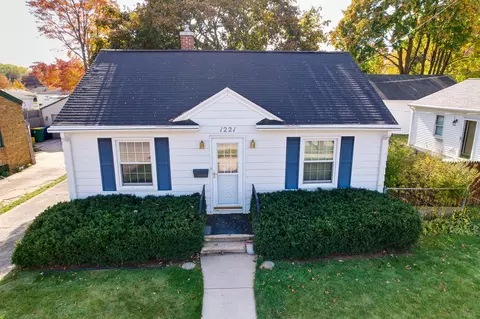 1221 9th St, Green Bay, WI 54304
