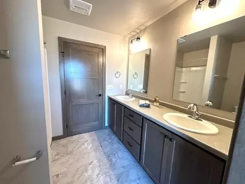 Bath - 1201 S Kensington Dr, Appleton, WI 54915 photo 5 of 5