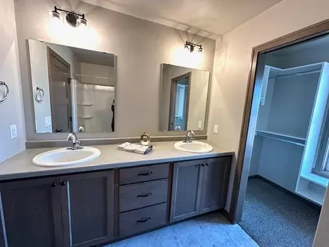 Bath - 1201 S Kensington Dr, Appleton, WI 54915 photo 4 of 5
