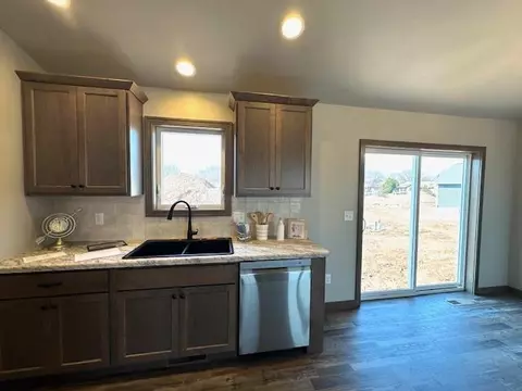 Kitchen - 1201 S Kensington Dr, Appleton, WI 54915 photo 3 of 5