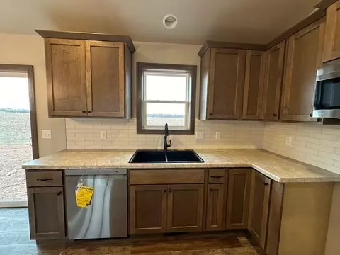 Kitchen - 1301 S Kensington Dr, Appleton, WI 54915 photo 4 of 4