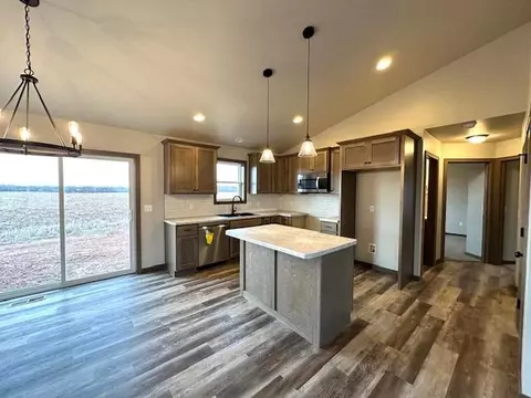 Kitchen - 1301 S Kensington Dr, Appleton, WI 54915 photo 2 of 4
