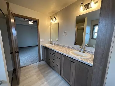 Bath - 1301 S Kensington Dr, Appleton, WI 54915 photo 3 of 3