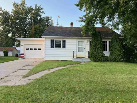 220 3rd St, Manawa, WI 54949