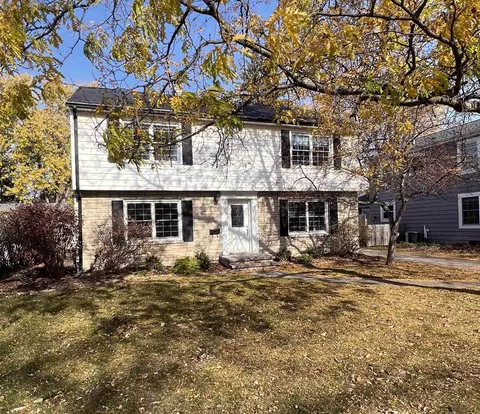 1406 W Oakcrest Dr, Appleton, WI 54914