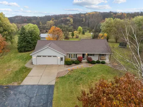 2361 Meadow Ledge Ct, De Pere, WI 54115