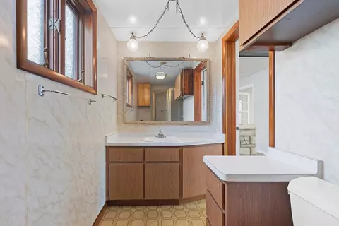 Bath - 830 E Atlantic St, Appleton, WI 54911 photo 2 of 3